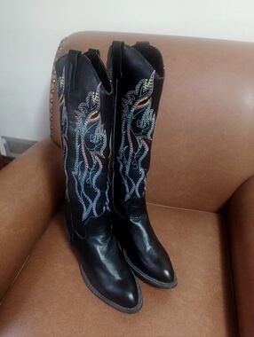 WESTERN-STYLE WOMEN'S BOOTS W/EMBROIDERED ACCENTS -(NWOT)